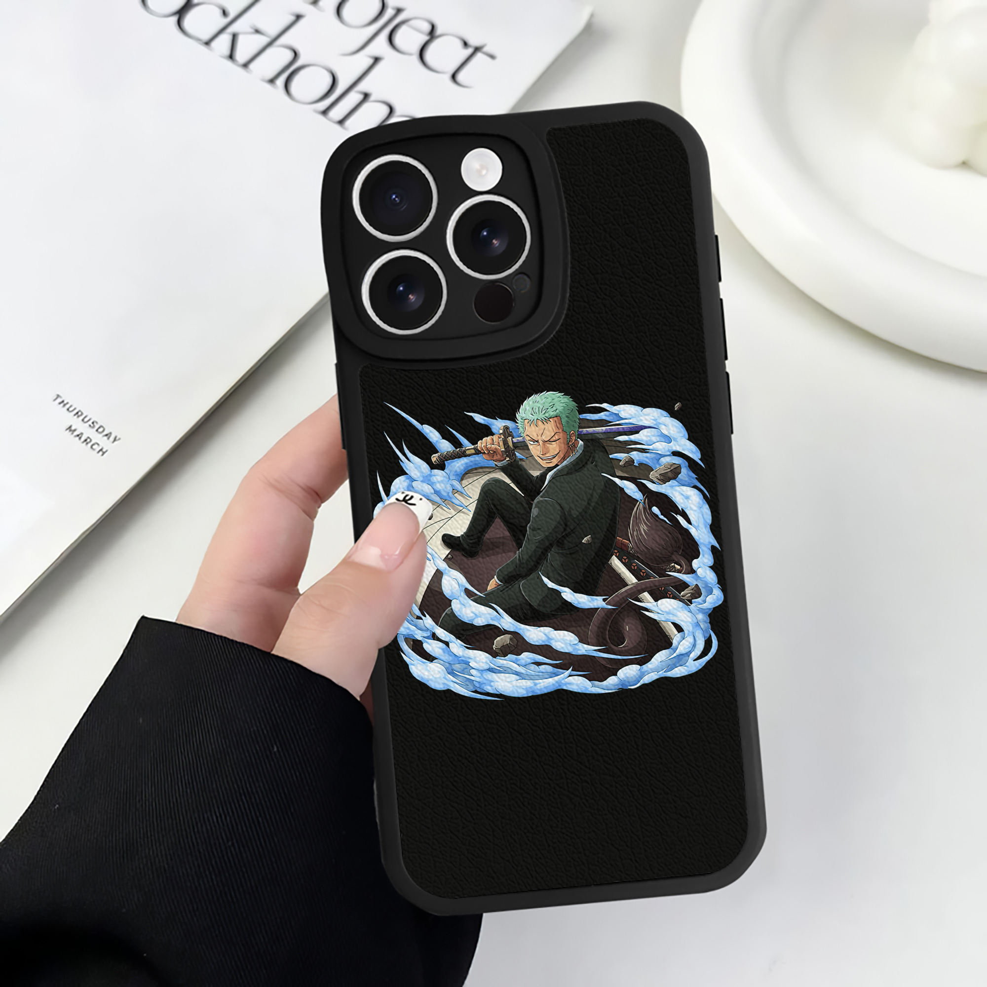 （画像用） ワンピース ロロノア・ゾロ ONE PIECE Roronoa Zoro 【iPhone 16シリーズ対応】シリコンスマホケース（レザー調） 材質：シリコン